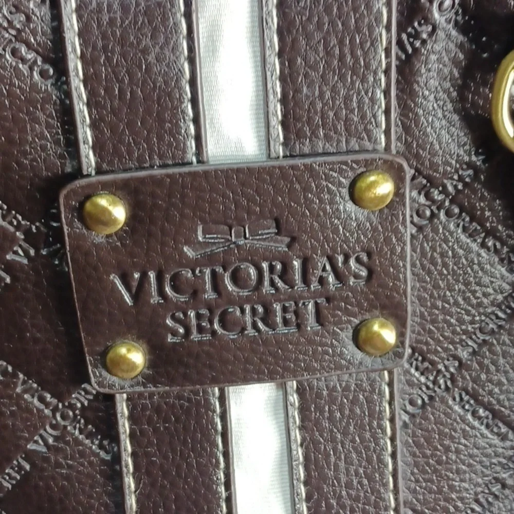 VICTORIA SECRETS WOMANS PURSE IN A BEAUTIFUL BLACK ⚫️